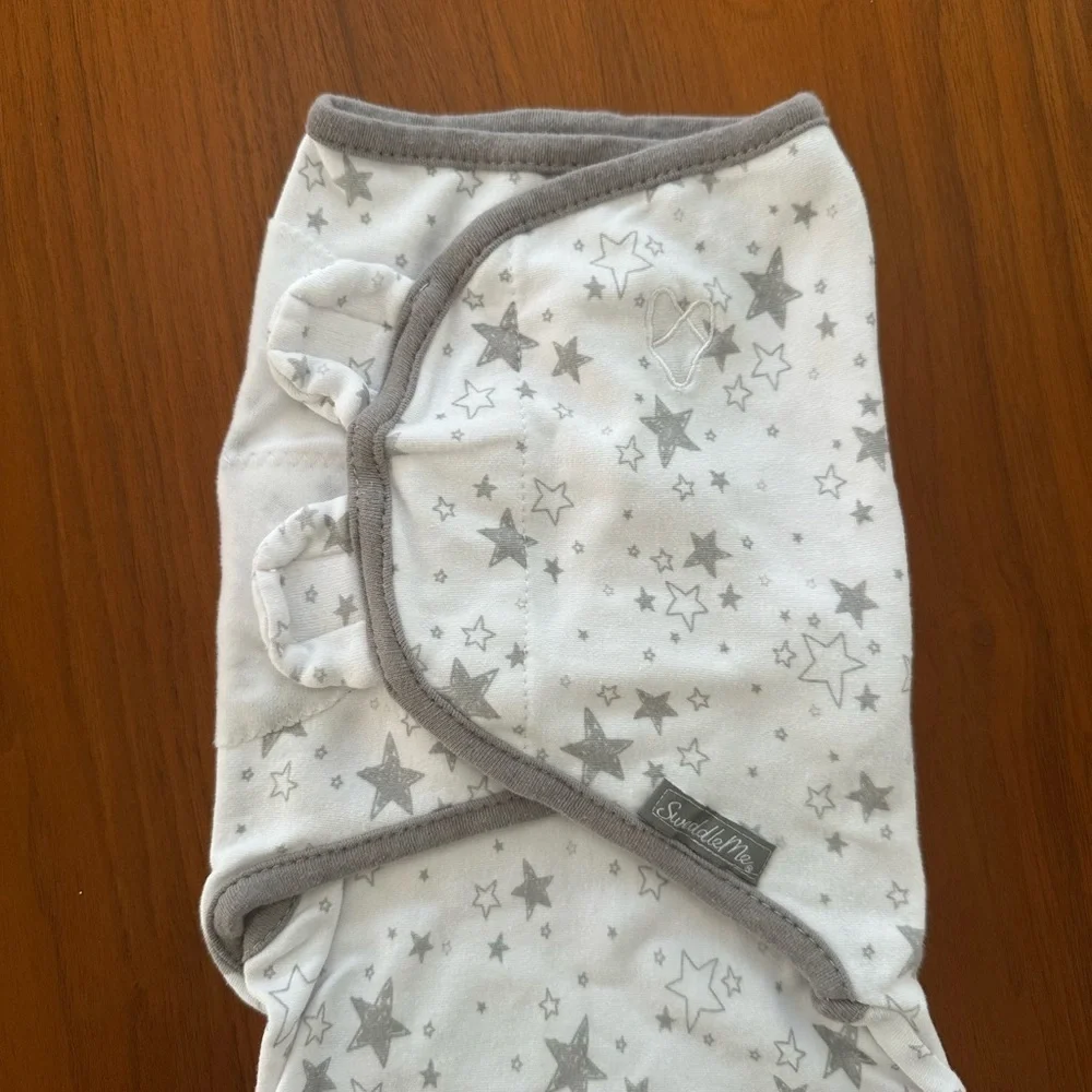 SwaddleMe Gray Star-Patterned Baby Swaddle size small/medium